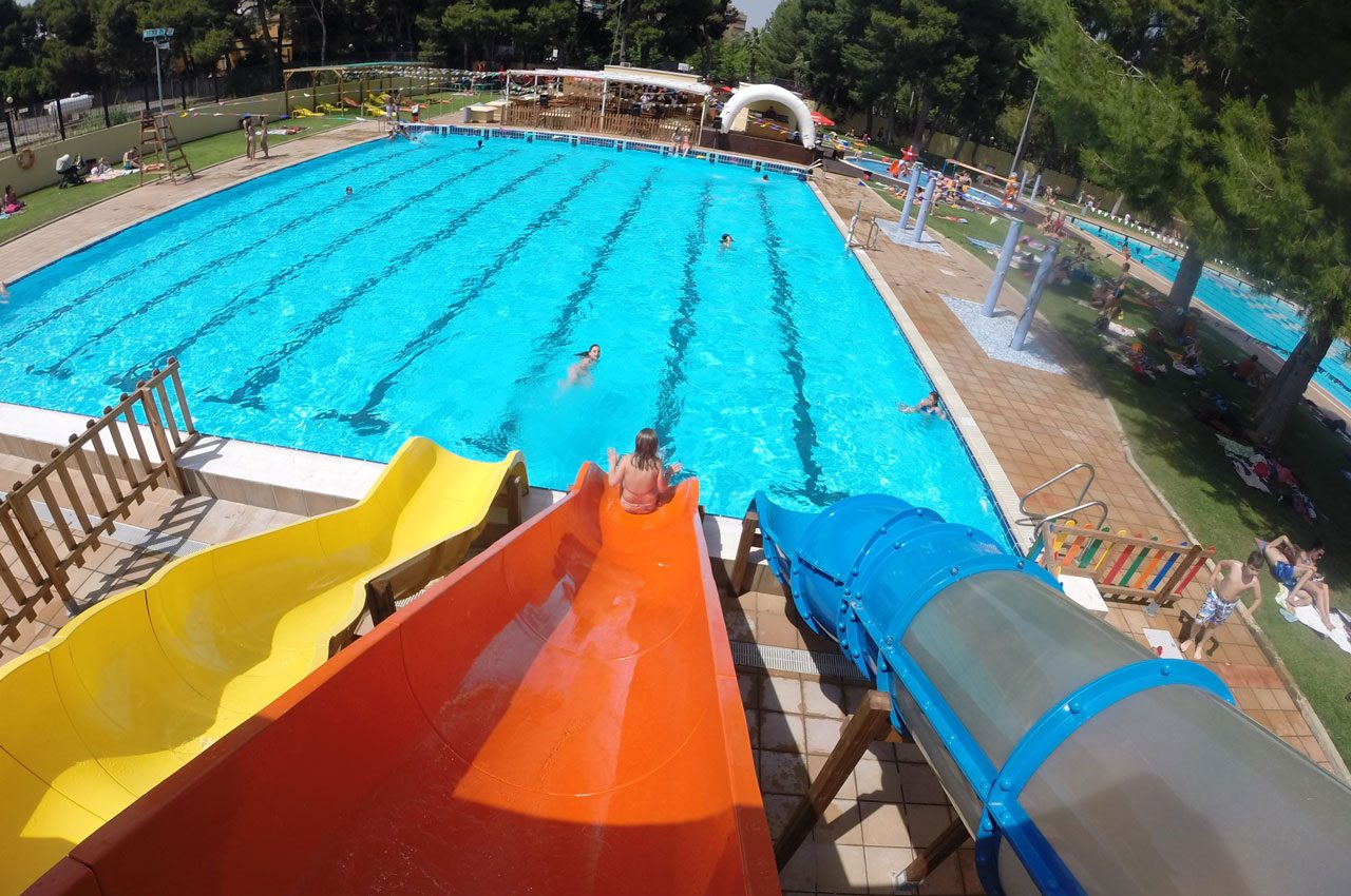 夏季优惠包括开放八个室外市政游泳池