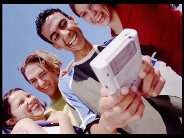 任天堂的Gameboy游戏机是1990年代初年轻人中流行的便携设备。